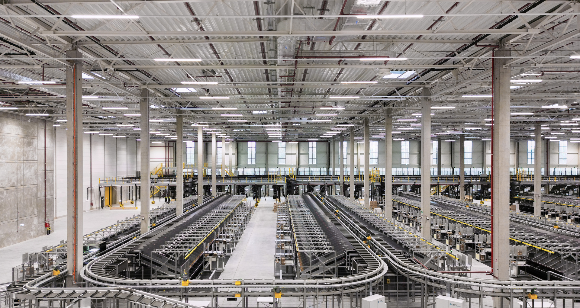 Hochmodernes Logistikzentrum mit automatisierten Förderbändern und effizienter Lagerplanung für optimierte Materialflüsse.