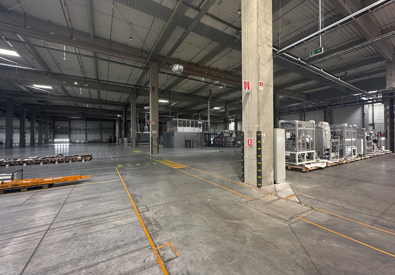 weistufiges Prüfverfahren zur Evaluation von Bestandsimmobilien und Grundstücken im Rahmen der Technischen Due Diligence. Industriegebäude auf Flächen für Investitionsentscheidungen.