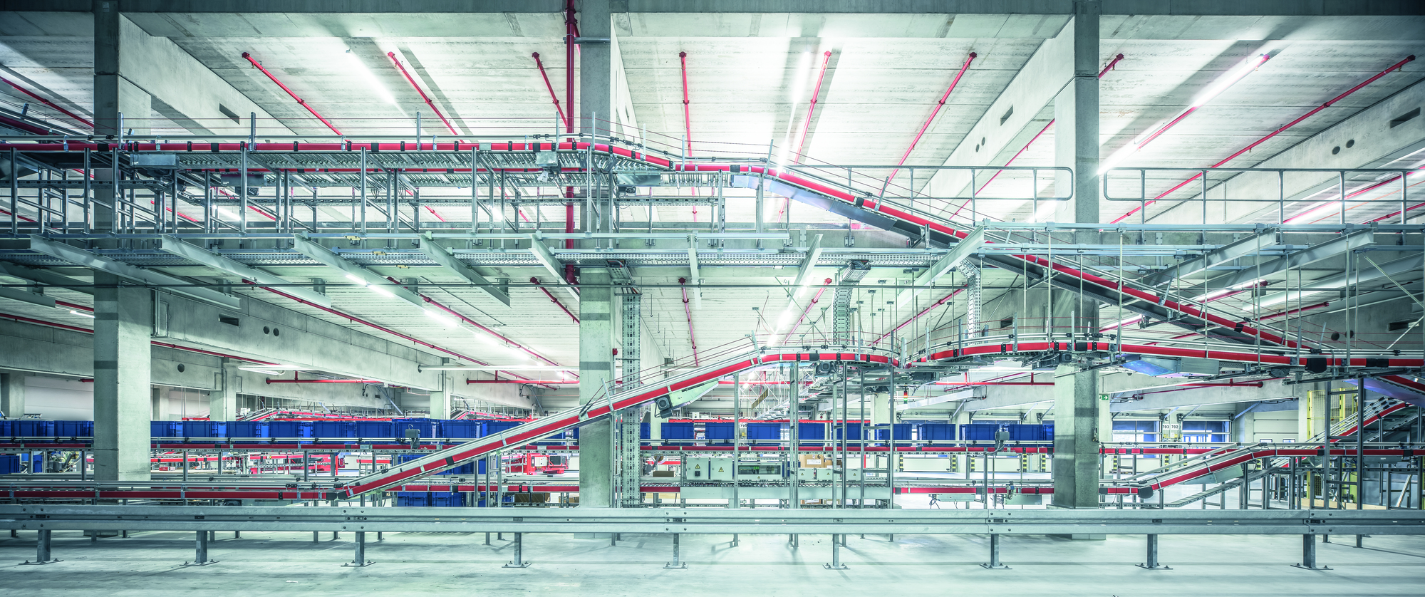 Moderne Förder- und Materialflusssysteme in einem Logistikzentrum während der Inbetriebnahmephase.