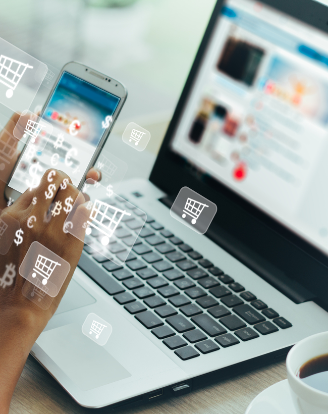 Digitale Einkaufsabwicklung auf Smartphone und Laptop mit E-Procurement-Symbolen für automatisierte Bestellprozesse.