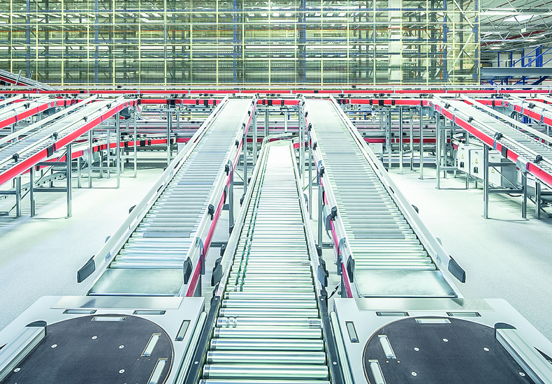 Automatisierte Förder- und Sortieranlage in einem Logistikzentrum zur kontinuierlichen Leistungsüberwachung.