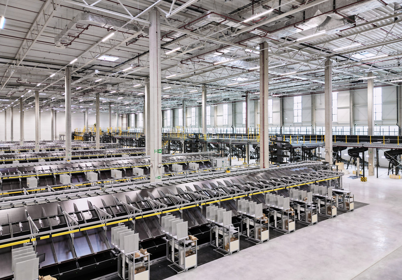 Moderne Sortier- und Förderanlage in einem Logistikzentrum zur Optimierung der technischen Infrastruktur.