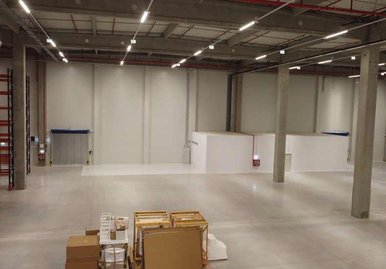 Innenansicht einer Industriehalle im Bau als Beispiel für notwendige Ausführungsplanung zur sicheren Umsetzung und Bauausführung