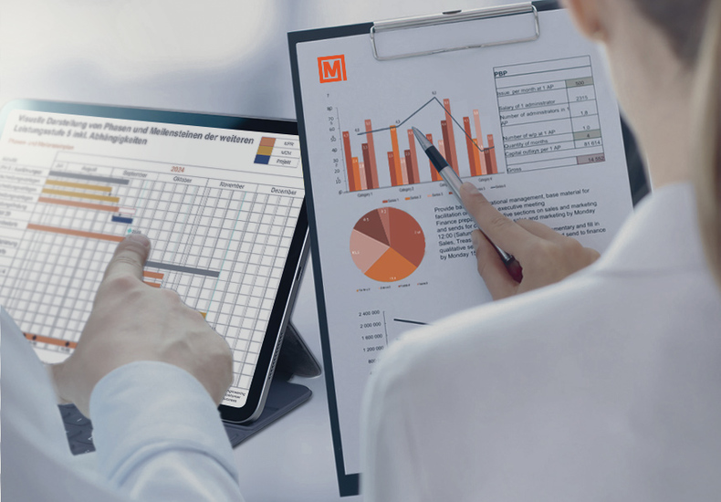 Ingenieure analysieren Baupläne und Daten auf einem Tablet und einem Klemmbrett zur Optimierung der Kollisionsplanung mit BIM.